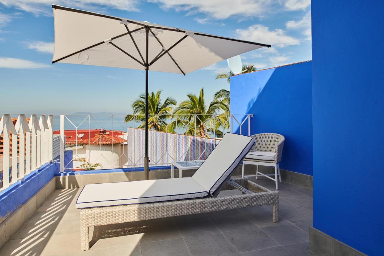 פוארטו ואלארטה Hotel Luxury Patio Azul (Adults Only) מראה חיצוני תמונה A cantilever umbrella