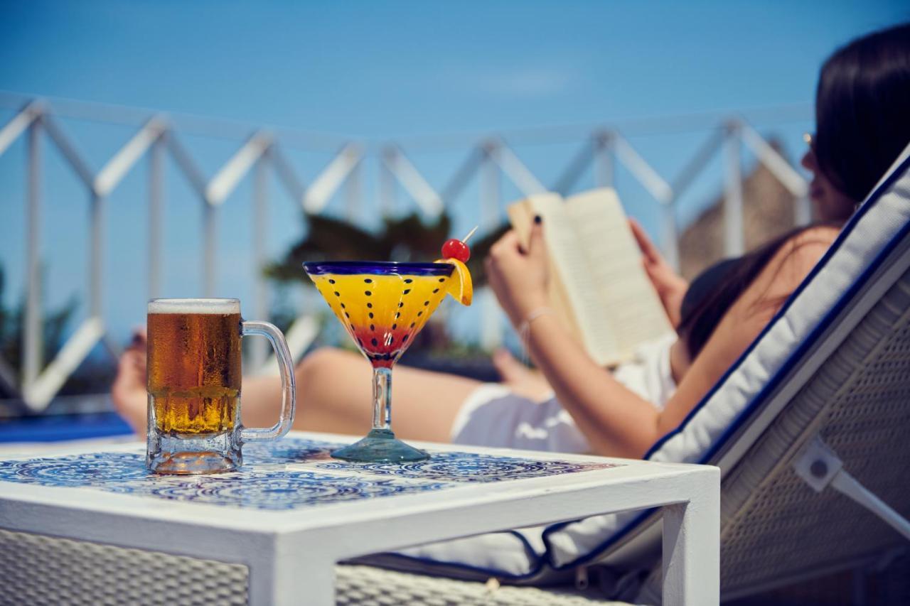 פוארטו ואלארטה Hotel Luxury Patio Azul (Adults Only) מראה חיצוני תמונה A woman reading a book by the pool
