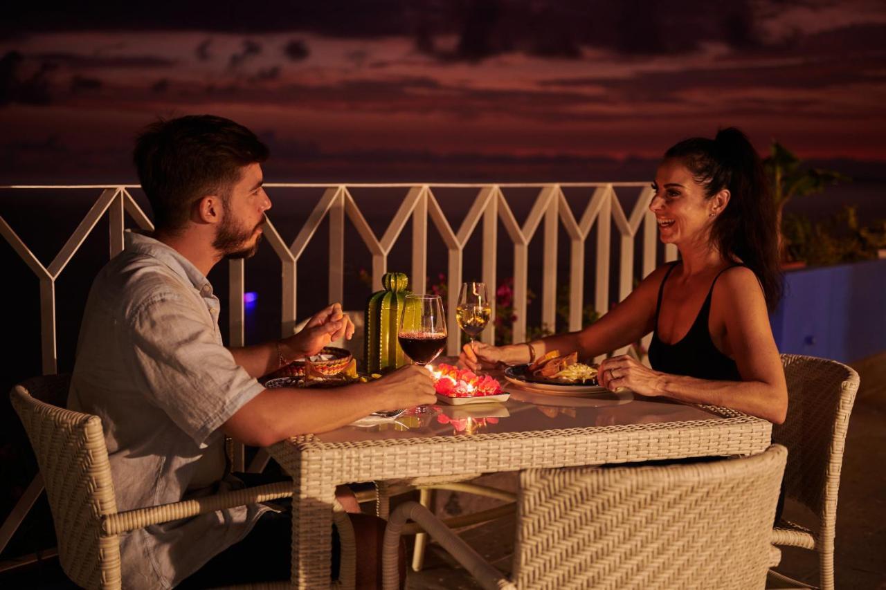 פוארטו ואלארטה Hotel Luxury Patio Azul (Adults Only) מראה חיצוני תמונה A couple dining at a restaurant