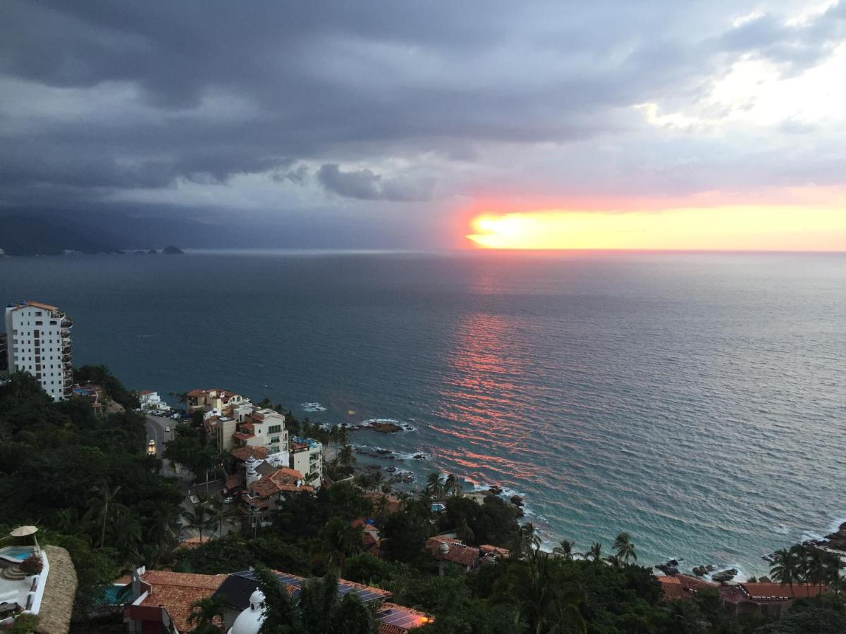 פוארטו ואלארטה Hotel Luxury Patio Azul (Adults Only) מראה חיצוני תמונה Sunset over the Pacific Ocean in Puerto Vallarta, Mexico