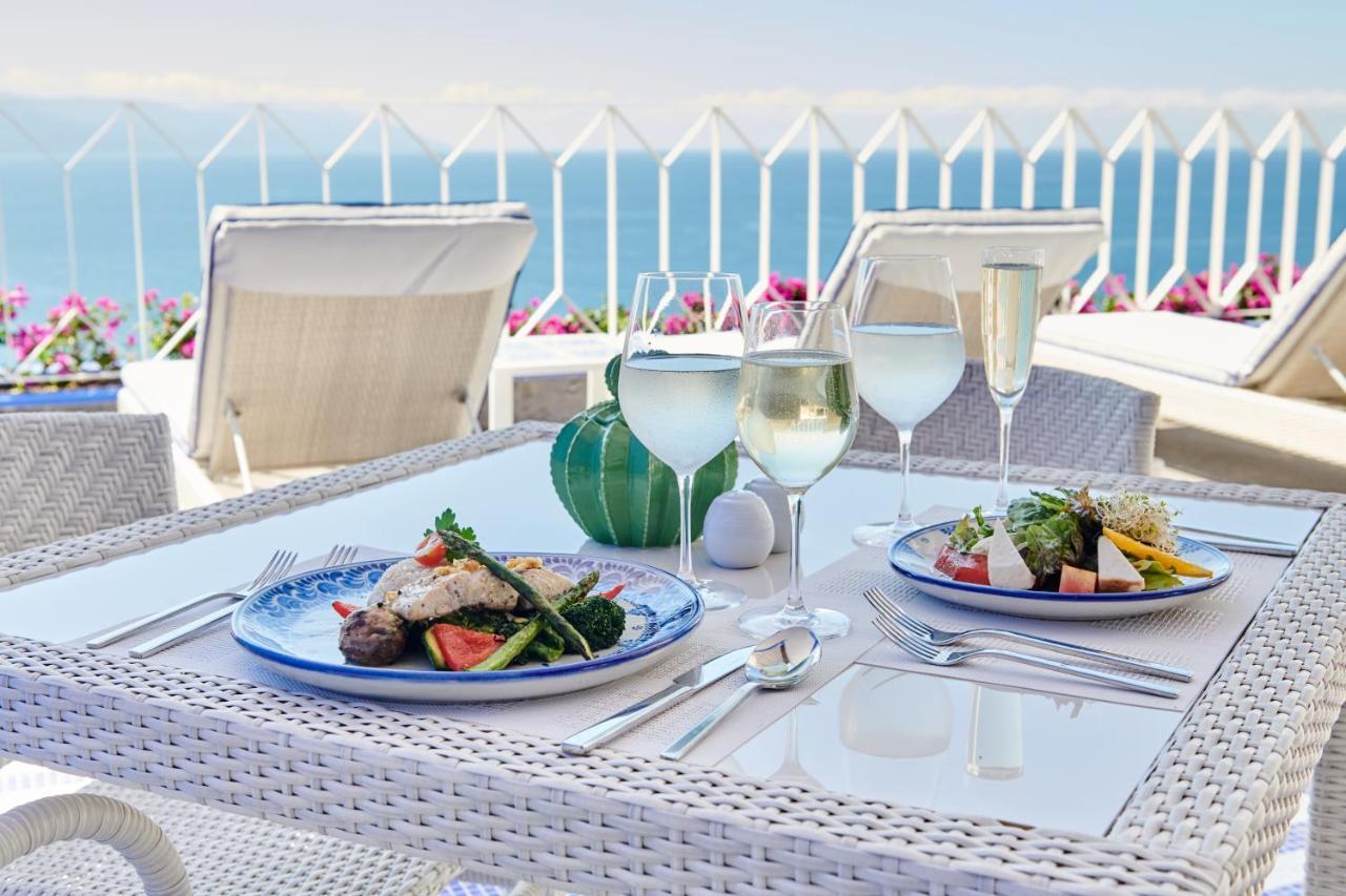 פוארטו ואלארטה Hotel Luxury Patio Azul (Adults Only) מראה חיצוני תמונה A typical Mediterranean lunch